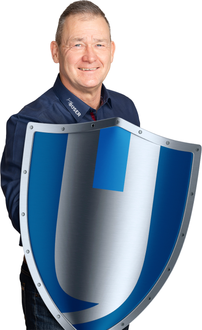 Ingo Büser, Sachverständiger für Bauwerterhaltung, mit Bauwert-Schild
